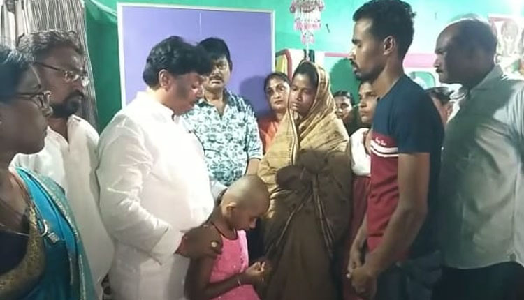 ଶିମିଳିପାଳ ଅଭୟାରଣ୍ୟରେ ନିହତ ବନରକ୍ଷୀଙ୍କ ପରିବାରକୁ ଭେଟି ୧ ଲକ୍ଷ ଟଙ୍କାର ସହାୟତା ରାଶି ପ୍ରଦାନ କଲେ ମନ୍ତ୍ରୀ ସୁଦାମ ମାରାଣ୍ଡି