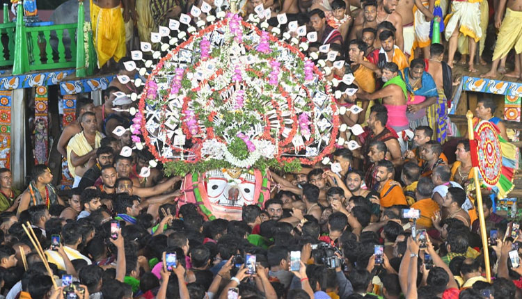 ନୀଳକନ୍ଦରକୁ ବିଜେ କରୁଛନ୍ତି ଶ୍ରୀଜିଉ: ପହଣ୍ଡି ଦର୍ଶନ କରୁଛନ୍ତି ଭକ୍ତ