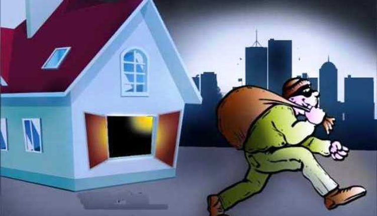 ଧଉଳିରେ ଚଡି ଗ୍ୟାଙ୍ଗ ଆତଙ୍କ, ଘରର ଗ୍ରୀଲ ତାଡ଼ି ଲୁଟିନେଲେ ୨ ଭରି ସୁନା ସହ ୪ଲକ୍ଷ ଟଙ୍କା