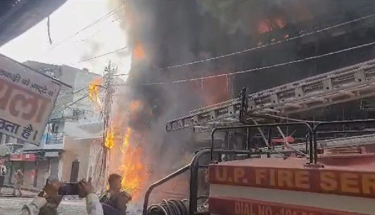 ଝାନସୀର ଏକ ଇଲେକଟ୍ରୋନିକ୍‌ ଶୋ’ ରୁମରେ ଭୟଙ୍କର ଅଗ୍ନିକାଣ୍ଡ, ୪ ଜଣ ଜୀବନ୍ତ ଦଗ୍ଧ