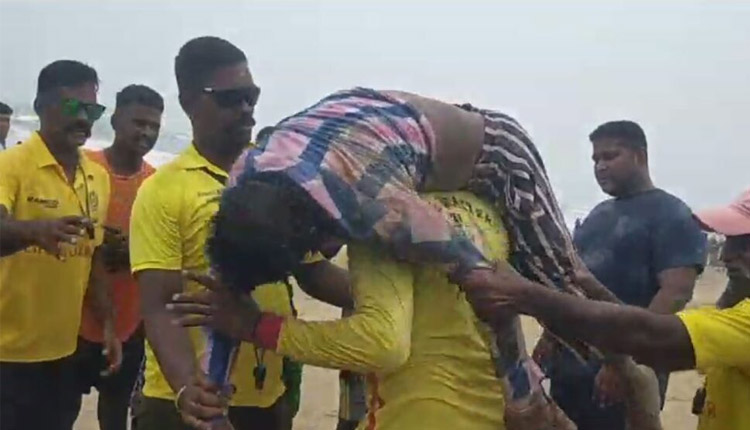 ପୁରୀ ସମୁଦ୍ରରେ ଗାଧୋଉଥିବାବେଳେ ବୁଡି ଯାଉଥିବା ପର୍ଯ୍ୟଟକଙ୍କୁ ଉଦ୍ଧାର କଲେ ଲାଇଫ ଗାର୍ଡ
