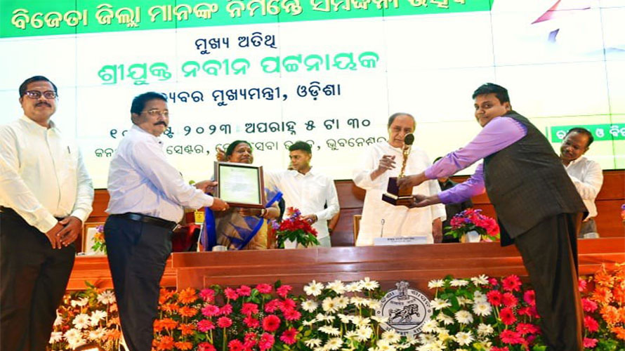 ଜମିଜମା ରେକର୍ଡ କମ୍ପୁଟରୀକରଣ କ୍ଷେତ୍ରରେ ଦେଶରେ ଶ୍ରେଷ୍ଠ ଓଡ଼ିଶା, ୧୯ ଜିଲ୍ଲାକୁ ସମ୍ମାନିତ କଲେ ମୁଖ୍ୟମନ୍ତ୍ରୀ
