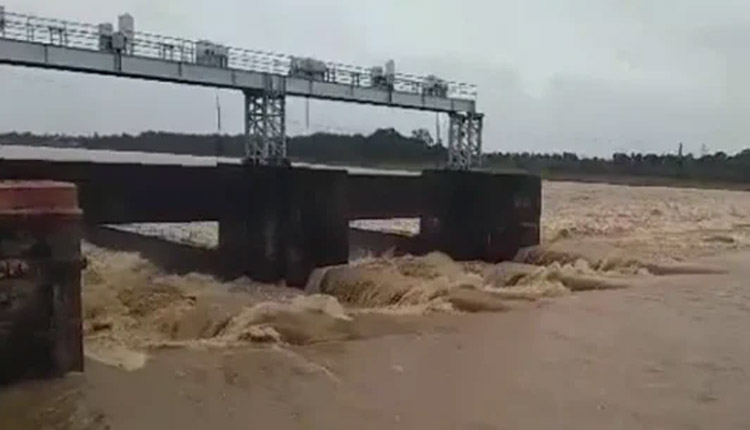 ବିପଦ ସଙ୍କେତ ଉପରେ ବୈତରଣୀ, ଉପରମୁଣ୍ଡରେ ପ୍ରବଳ ବର୍ଷା ଯୋଗୁ ବଢୁଛି ଜଳସ୍ତର