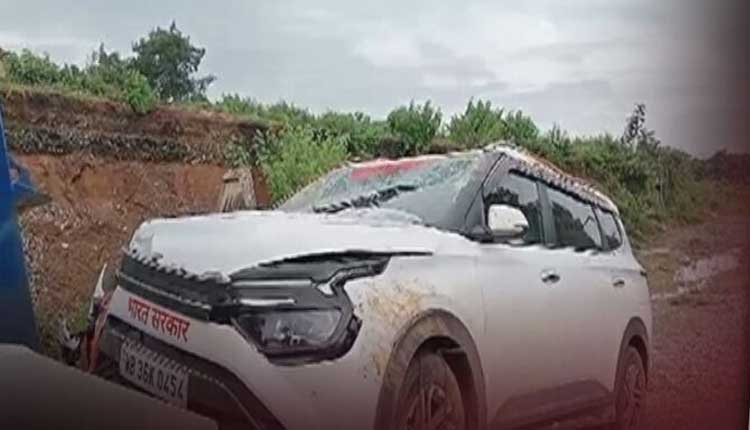 ଭାରସାମ୍ୟ ହରାଇ ୨୦ ଫୁଟ୍‌ ପୋଲ ତଳକୁ ଖସିଲା କାର୍‌, ଅଳ୍ପକେ ବର୍ତ୍ତିଲେ ୫ ଯାତ୍ରୀ