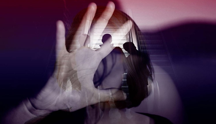 ସ୍ତ୍ରୀର ଚରିତ୍ରକୁ ସନ୍ଦେହ କଲା ସ୍ୱାମୀ, ଗର୍ଭବତୀ ବୋହୂକୁ ଉଲଗ୍ନ କରି ଗାଁ ଦାଣ୍ଡରେ ବୁଲାଇଲେ ଶାଶୂଘର ଲୋକେ