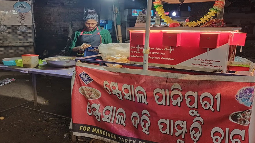 ସ୍ୱାବଲମ୍ବୀ ହେବା ଲକ୍ଷ୍ୟରେ ଗ୍ରାଜୁଏଟ ଝିଅ ସୀମାଙ୍କ ଷ୍ଟାର୍ଟ ଅଫ, ମେସିନରୁ ସ୍ବୟଂ ଚାଳିତ ବିଭିନ୍ନ ଖଟା ପାଣି ସହିତ ସ୍ବତନ୍ତ୍ର ଗୁପଚୁପ