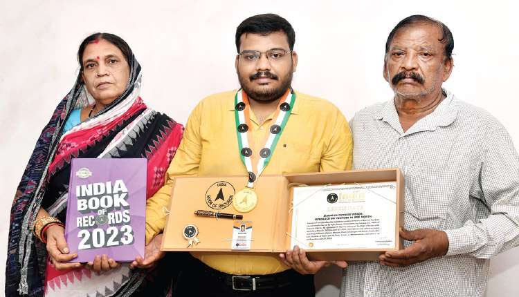 ୟୁ-ଟ୍ୟୁବରେ ଛାତ୍ରଛାତ୍ରୀଙ୍କୁ ପଦାର୍ଥ ବିଜ୍ଞାନ ବିଷୟରେ ଶିକ୍ଷା ପ୍ରଦାନ କରି ଇଣ୍ଡିଆ ବୁକ୍‌‌ ଅଫ୍‌‌ ରେକର୍ଡରେ ସ୍ଥାନ ପାଇଛନ୍ତି ଗଞ୍ଜାମ ଜିଲ୍ଲାର ଅଜିତ