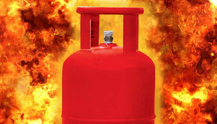 ଗ୍ୟାସ ଟାଙ୍କି ଫାଟି ୩ ଗୁରୁତର, ମେଡିକାଲରେ ଭର୍ତ୍ତି