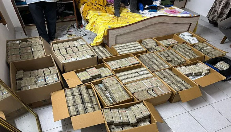 ବେଙ୍ଗାଲୁରୁରେ ଆୟକର ବିଭାଗର ଚଢ଼ାଉବେଳେ କଣ୍ଟ୍ରାକ୍ଟରଙ୍କ ଖଟ ତଳୁ ମିଳିଲା ନଗଦ ୪୨ କୋଟି ଟଙ୍କା