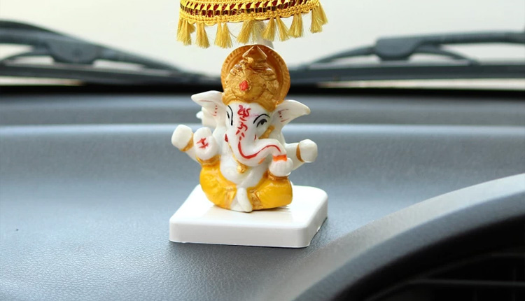 ନକାରାତ୍ମକ ଶକ୍ତି ଓ ଅଶୁଭ ପ୍ରଭାବରୁ ଦୂରେଇ ରହିବା ପାଇଁ ଯାନବାହନରେ ରଖନ୍ତୁ ଏହି ଜିନିଷ