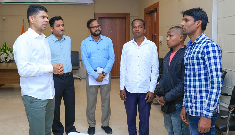 5T ଅଧ୍ୟକ୍ଷଙ୍କୁ ଭେଟିଲେ ଉତ୍ତରକାଶୀ ଟନେଲରେ ଫସି ରହିଥିବା ଓଡିଆ ଶ୍ରମିକଙ୍କ ପରିବାର ସଦସ୍ୟ