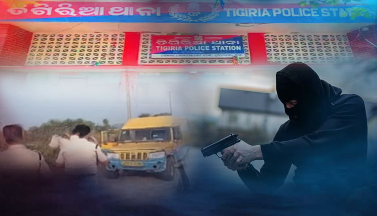 ଆଠଗଡ଼ରେ ଟଙ୍କା ଭର୍ତ୍ତି ଭ୍ୟାନ୍ ଲୁଟ୍ ଘଟଣାରେ ସିକ୍ୟୁରିଟି ଗାର୍ଡ ଅଟକ; ୫ଟି ସ୍ୱତନ୍ତ୍ର ଟିମ୍ ଗଠନ କରାଯାଇ ବିଭିନ୍ନ ସ୍ଥାନରେ ଚଢାଉ ଜାରି