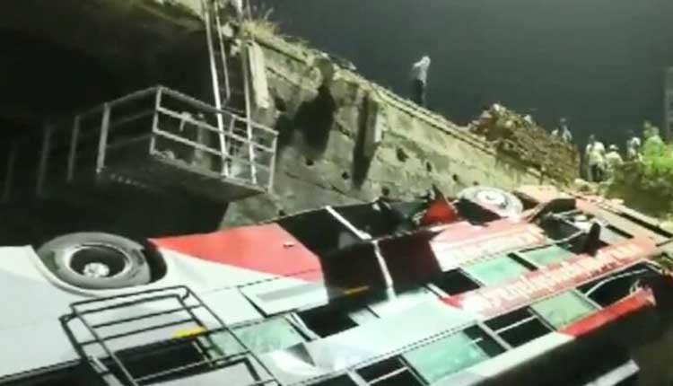 ରାଜସ୍ଥାନ ଦଉସାରେ ବ୍ରିଜରୁ ଖସିଲା ବସ୍; ୪ ମୃତ, ୨୪ ଆହତ