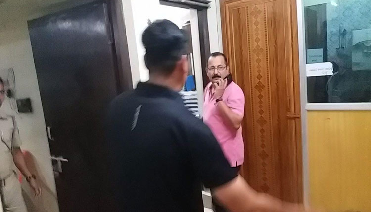 ମହଙ୍ଗା ପଡିଲା ମହିଳା ସାମ୍ବାଦିକାଙ୍କୁ ଚାପୁଡ଼ା ମାରିବା, ଜେଲ ଗଲେ ସିନେ ପ୍ରଯୋଜକ ଟୁଟୁ ନାୟକ