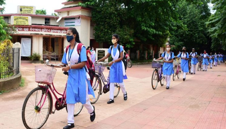 ନବମ ଶ୍ରେଣୀ ଛାତ୍ର ଛାତ୍ରୀଙ୍କ ସାଇକେଲରେ ଲାଗିଲା “ଆମେ ଗଢିବୁ ନୂଆ ଓଡ଼ିଶା”ର ବ୍ରାଣ୍ଡିଂ