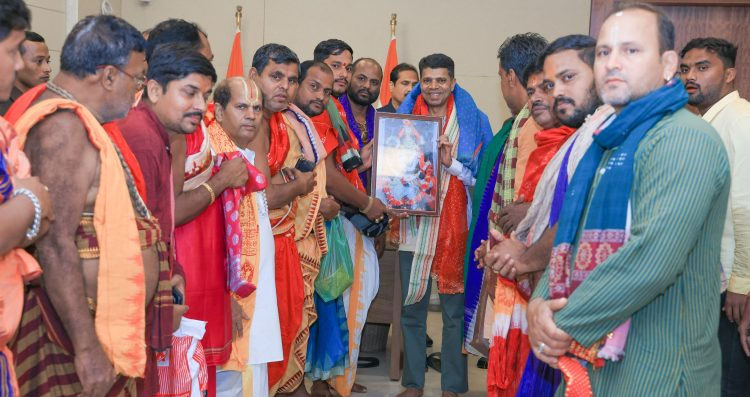 5T ଅଧ୍ୟକ୍ଷଙ୍କୁ ଭେଟିଲେ ଓଡ଼ିଶା ମନ୍ଦିର ସେବାୟତ ସଂଘର ସଦସ୍ୟ, ମୁଖ୍ୟମନ୍ତ୍ରୀଙ୍କ ମନ୍ଦିର ଓ ଐତିହ୍ୟସ୍ଥଳ ରୂପାନ୍ତର କାମ ପାଇଁ ଧନ୍ୟବାଦ ଦେଲେ