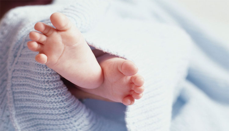 ପାର୍କିଂ ହୋଇଥିବା ଅଟୋ ଭିତରୁ ନବଜାତ ଶିଶୁପୁତ୍ର ଉଦ୍ଧାର