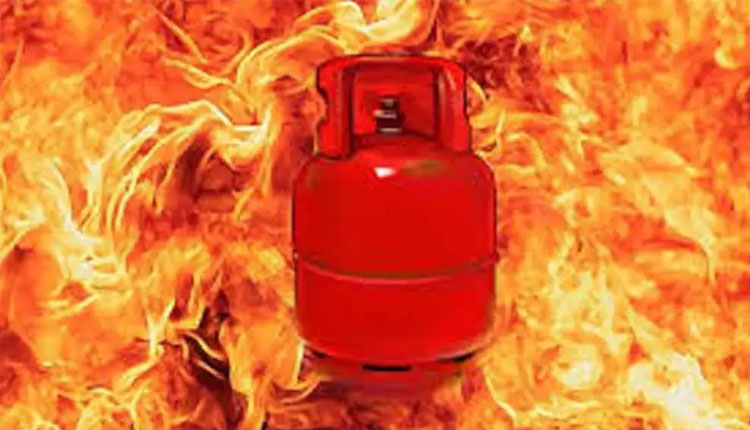 ଗ୍ୟାସ ସିଲିଣ୍ଡର ଫାଟି ଗୋଟିଏ ପରିବାରର ୬ ଜଣ ଗୁରୁତର