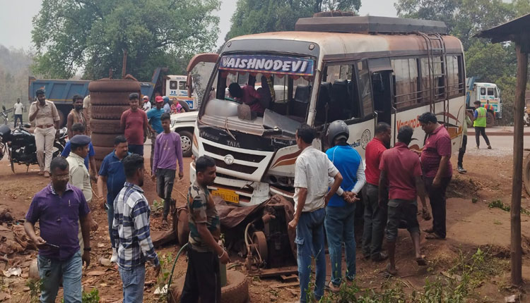 ଯାତ୍ରୀବାହୀ ବସ୍ ଓ ଟ୍ରଲର ମଧ୍ୟରେ ମୁହାଁମୁହିଁ ଧକ୍କା: ୧୪ରୁ ଅଧିକ ଆହତ, ୩ ଗୁରୁତର