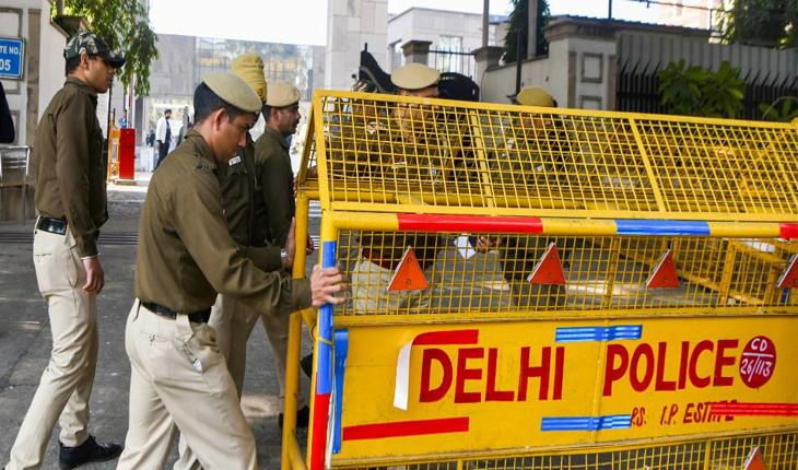 ରାସ୍ତାରେ ନମାଜ ପାଠକୁ ନେଇ ଉତ୍ତେଜନା, ଜଣେ ପୁଲିସ ଅଧିକାରୀ ନିଲମ୍ବିତ