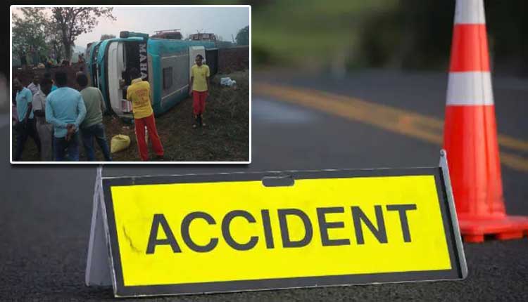 ପୁରୀରୁ ଜଗା ଦର୍ଶନ ସାରି ଫେରୁଥିବା ବେଳେ ଭାରସାମ୍ୟ ହରାଇ ଓଲଟିଲା ତୀର୍ଥଯାତ୍ରୀ ବସ୍, ୧୫ ଆହତ