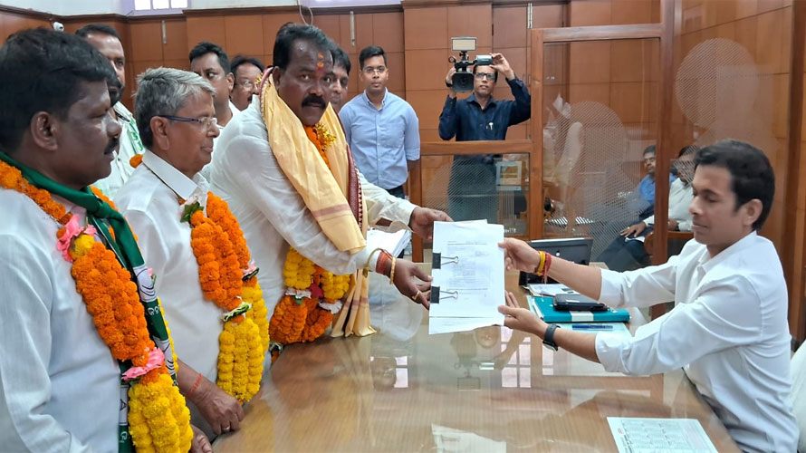 ବିରାଟ ପଟୁଆରରେ ଆସି ପ୍ରାର୍ଥୀପତ୍ର ଦାଖଲ କଲେ କେନ୍ଦୁଝର ବିଜେଡି ସାଂସଦ ପ୍ରାର୍ଥୀ ଧନୁର୍ଜୟ ସିଦ୍ଦୁ