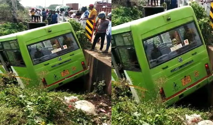 ଭାରସାମ୍ୟ ହରାଇ ରାସ୍ତାକଡ଼ ନାଳକୁ ଖସିଲା ମୋ-ବସ୍‌, ୨୦ ଯାତ୍ରୀ ଆହତ