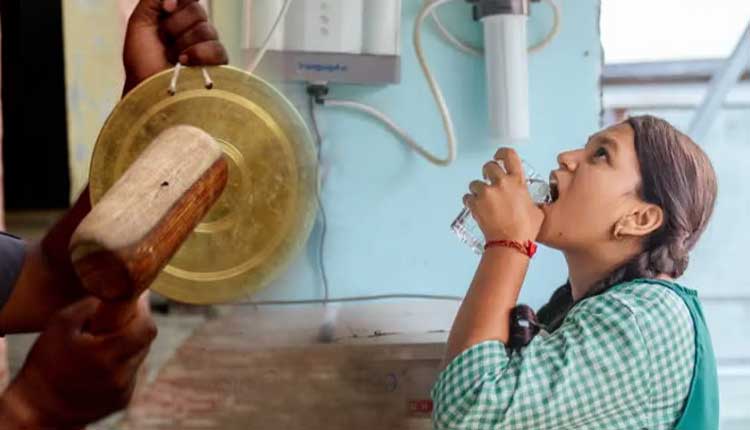 ଛାତ୍ରଛାତ୍ରୀମାନଙ୍କ ଡିହାଇଡ୍ରେସନ ସମସ୍ୟା ଦୂର ପାଇଁ ଏଣିକି ରାଜ୍ୟର ସବୁ ସ୍କୁଲରେ ବାଜିବ ଜଳପାନ ବିରତି ଘଣ୍ଟି