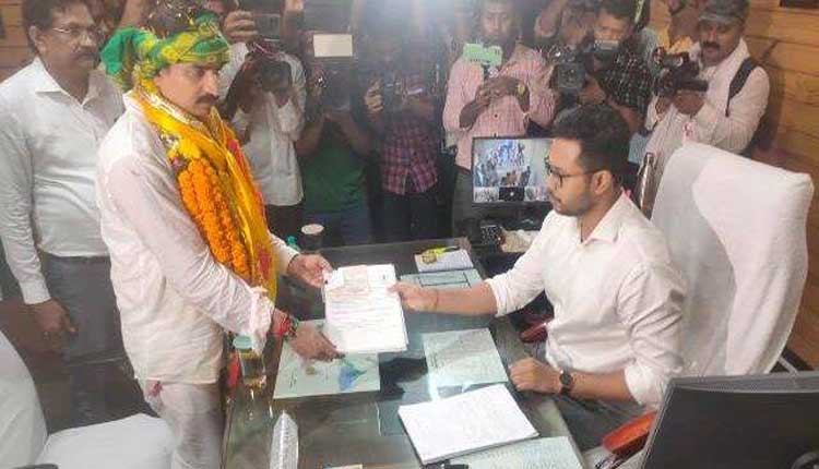 ପ୍ରାର୍ଥିପତ୍ର ଦାଖଲ କଲେ ବିଜେଡି ଭୁବନେଶ୍ୱର ସାଂସଦ ପ୍ରାର୍ଥୀ କ୍ୟାପଟେନ ମନ୍ମଥ ରାଉତରାୟ