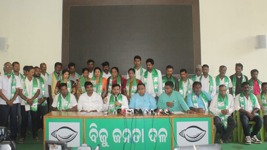 ବିଜେଡିରେ ମିଶିଲେ କୋରେଇର ଯୁବ ବିଜେପି ନେତା ଆଲେକଜାଣ୍ଡାର ଦାସ ଓ ତାଙ୍କ ସମର୍ଥକ