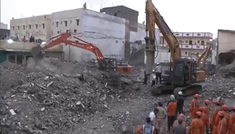 ସୁରଟରେ ୬ ମହଲା କୋଠା ଭୁଶୁଡିବା ଘଟଣା: ମୃତ୍ୟୁସଂଖ୍ୟା ୭କୁ ବୃଦ୍ଧି, ଏକାଧିକ ଆହତ