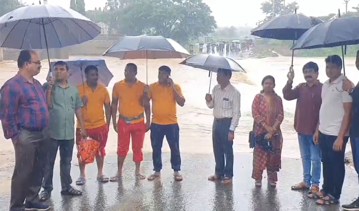 ପାପଡ଼ାହାଣ୍ଡିରେ ପ୍ରବଳ ବର୍ଷା, ରାସ୍ତାର ଉଭୟ ପାର୍ଶ୍ୱରେ ଅଟକି ରହିଛି ଶତାଧିକ ଗାଡ଼ି