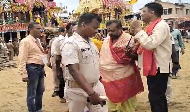 ରଥ ଉପରୁ ଅଣସେବାୟତଙ୍କୁ ବାହାର କଲେ ଶ୍ରୀମନ୍ଦିରର ମୁଖ୍ୟ ପ୍ରଶାସକ