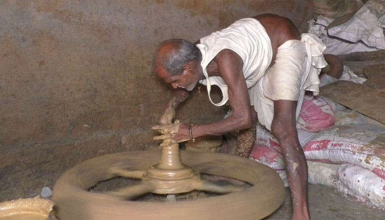 ମାଟି ତିଆରି ଜିନିଷର ଚାହିଦା କ୍ରମଶଃ ହ୍ରାସ, ଚିନ୍ତାରେ କୁମ୍ଭକାର ପରିବାର