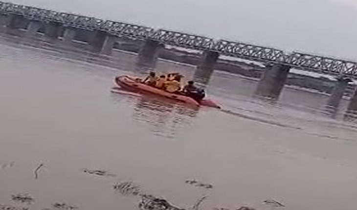 କାଠଯୋଡ଼ି ନଦୀକୁ ଡେଇଁ ପୁରୁଷ ମହିଳା ନିଖୋଜ ଘଟଣା: ଉଭୟ ଜୀବିତ ଉଦ୍ଧାର, ଏଯାଏଁ ଖୋଲିନି ଘଟଣାର ଗୁମର…