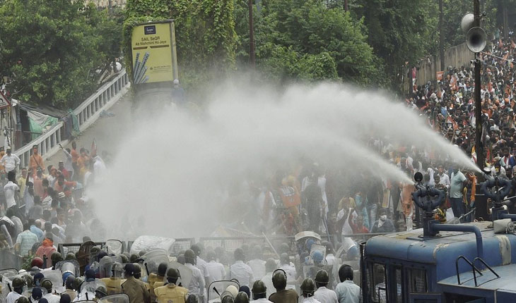 କୋଲକାତାରେ ‘ନବାନ୍ନ ଅଭିଯାନ’: ପୁଲିସ ବ୍ୟାରିକେଡ୍ ଉପରକୁ ଚଢ଼ି ବିକ୍ଷୋଭ ପ୍ରଦର୍ଶନ, ମୁଖ୍ୟମନ୍ତ୍ରୀଙ୍କ କାର୍ଯ୍ୟାଳୟକୁ ପଶିବାକୁ ଉଦ୍ୟମ