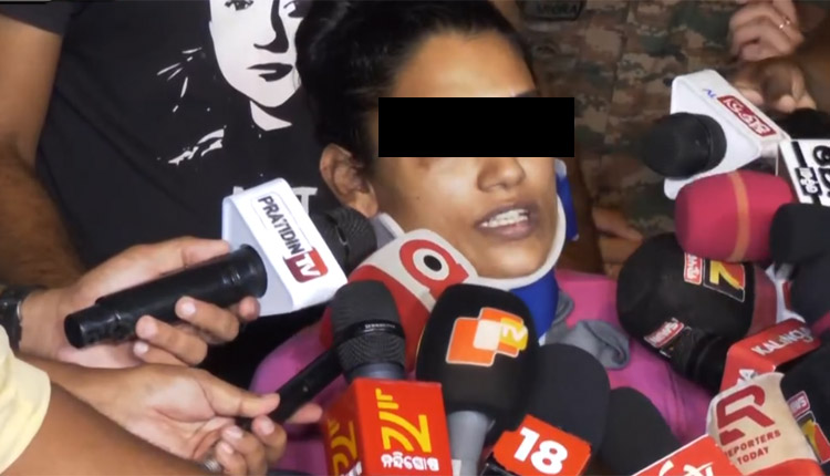 ଏମସରୁ ଡିସଚାର୍ଜ ହେବା ପରେ ଭରତପୁର ଥାନା ପୋଲିସର ବର୍ବରତାର କାହାଣୀ ବଖାଣିଲେ ମେଜରଙ୍କ ବାନ୍ଧବୀ