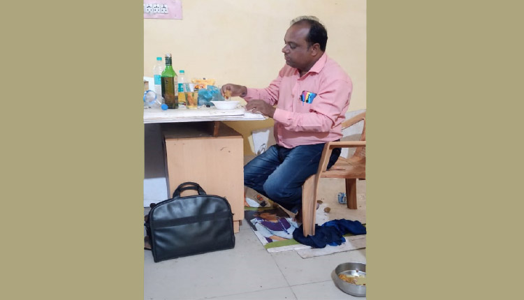 ଅଫିସ୍‌ରେ ମଦ ପିଉଛନ୍ତି ସରକାରୀ କର୍ମଚାରୀ, ସୋସିଆଲ୍‌‌ ମିଡିଆରେ ଭିଡିଓ ଭାଇରାଲ