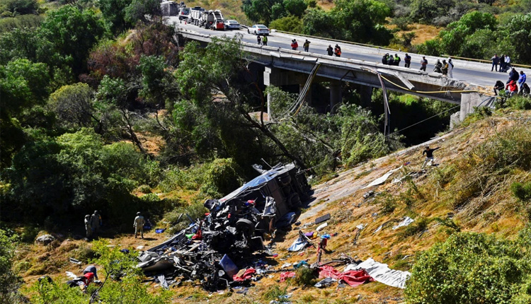 ମେକ୍ସିକୋରେ ମର୍ମନ୍ତୁଦ ସଡକ ଦୁର୍ଘଟଣା; ଟ୍ରକକୁ ପଛରୁ ଧକ୍କାଦେଇ ପୋଲ ତଳକୁ ଖସିଲା ବସ୍, ୨୪ ମୃତ