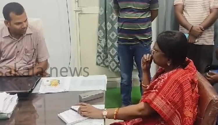 ବାତ୍ୟାକୁ ନେଇ ରାଜ୍ୟ ସରକାରଙ୍କ ଉପରେ ବର୍ଷିଲେ ବିରୋଧୀ; ୭ଦିନ ପାଇଁ ବିପନ୍ନଙ୍କୁ ରିଲିଫ ଦେବାକୁ କହିଲେ ପ୍ରମିଳା ମଲ୍ଲିକ