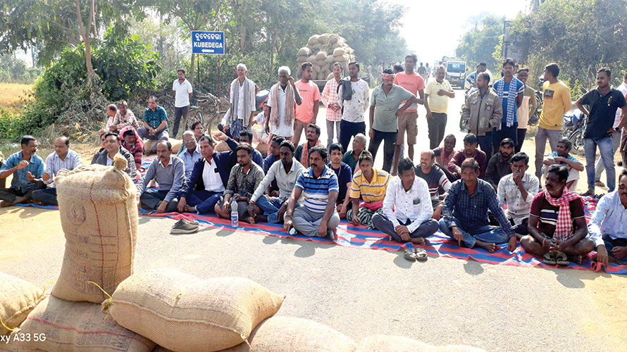 ତେଜୁଛି ଧାନ କିଣା ଅସନ୍ତୋଷ : ହକ୍‌ ମାଗୁଛନ୍ତି ଅନ୍ନଦାତା, ମଣ୍ଡିରେ ପଡ଼ିଛି ଧାନ, ରାସ୍ତାରେ ରଡୁଛି ଚାଷୀ