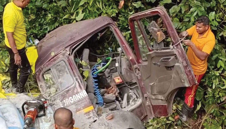 ୩୦ ଫୁଟ୍ ତଳକୁ ଖସିଲା ସିମେଣ୍ଟ ବୋଝେଇ ଗାଡ଼ି, ଚାପି ହୋଇ ଡ୍ରାଇଭର ମୃତ