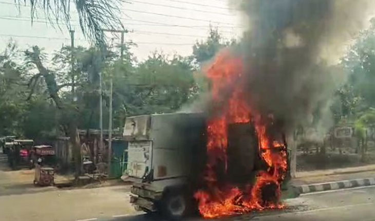 ଡମଣା ଛକରେ ରାସ୍ତା ଉପରେ ଜଳିଗଲା ବିଏମ୍‌ସି ସଫେଇ ଗାଡି