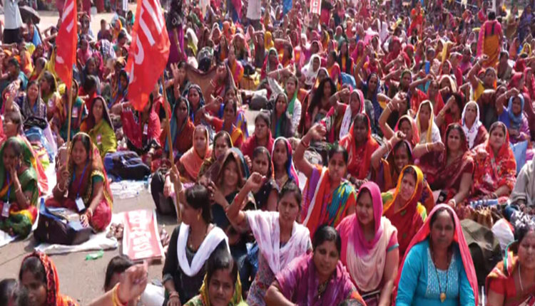 ଲୋୟର୍ ପିଏମଜିରେ ପୁଣି ମିଶନଶକ୍ତି ମହିଳାଙ୍କ ଧାରଣା, ରିଷ୍ଟ୍ରକଚରିଂ ବ୍ୟବସ୍ଥା ବନ୍ଦ କରିବା ସହ ସ୍ଥାୟୀ ନିଯୁକ୍ତି ଦାବି