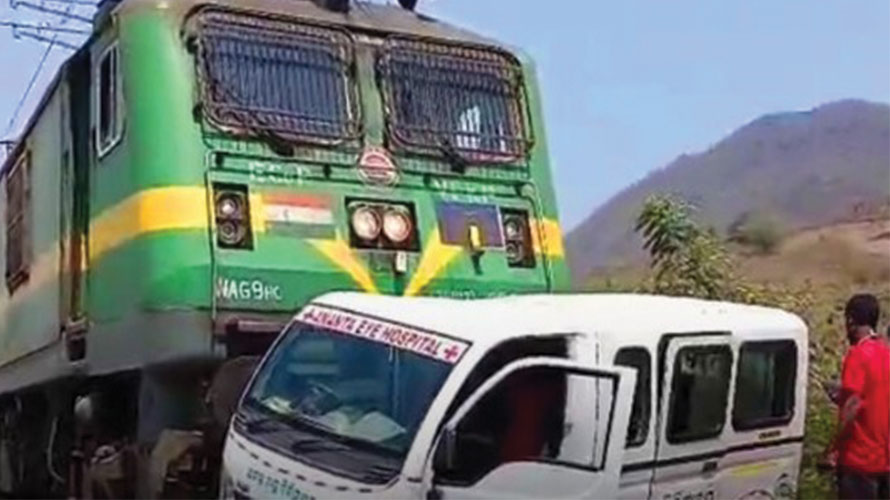 ଆମ୍ବୁଲାନ୍ସକୁ ଧକ୍କା ଦେଲା ମାଲବାହୀ ଟ୍ରେନ୍‌ : ଅଳ୍ପକେ ବର୍ତ୍ତିଲେ ୮ ରୋଗୀ, ଆଶା କର୍ମୀ