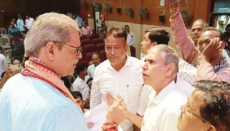 ଧାନକିଣା ଅବ୍ୟବସ୍ଥା: ଉପ-ମୁଖ୍ୟମନ୍ତ୍ରୀଙ୍କୁ ଘେରିଲା କୃଷକ ସଂଗଠନ