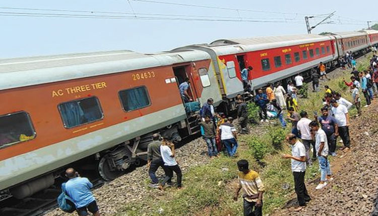 ମଙ୍ଗୁଳି ଷ୍ଟେସନ ନିକଟ ନିର୍ଗୁଣ୍ଡିରେ କାମାକ୍ଷା ଏକ୍ସପ୍ରେସର ୧୧ଟି ବଗି ଲାଇନ୍‌ଚ୍ୟୁତ, ଜଣେ ମୃତ