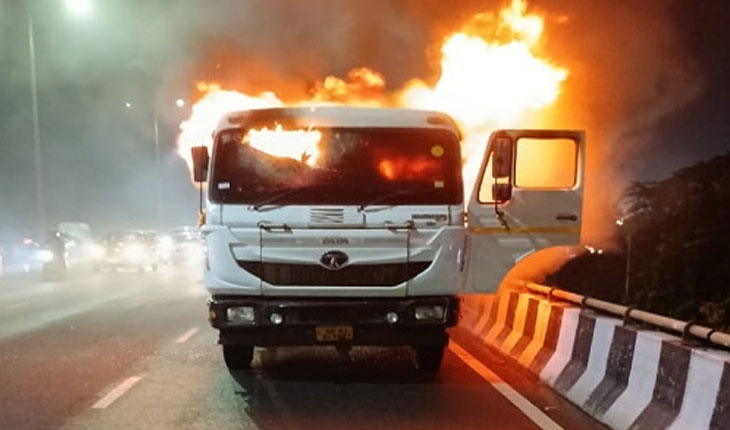 ସିଆରପି ଓଭରବ୍ରିଜରେ ଉପରେ ଜଳିଗଲା ଟ୍ରଲର, କାରଣ ଅସ୍ପଷ୍ଟ…