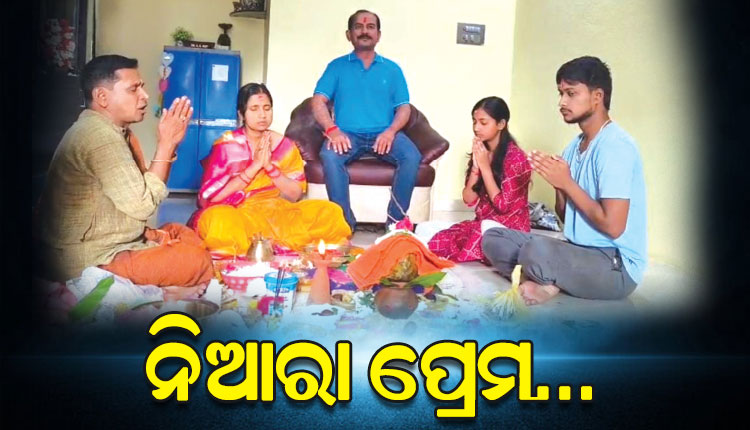 ସ୍ୱାମୀଙ୍କ ମୃତ୍ୟୁର ୨ ବର୍ଷ ପରେ ବି ଭୁଲି ପାରିନାହାନ୍ତି ସ୍ତ୍ରୀ; ପ୍ରତିମୂର୍ତ୍ତି ସହ ବିବାହ କରି ଶଙ୍ଖା, ସିନ୍ଦୂର ପିନ୍ଧିଲେ ସାଗରିକା