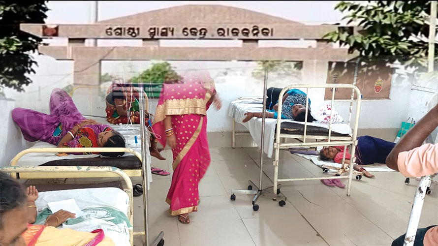 ରାଜକନିକାରେ ବେଲଗାମ୍‌ ଝାଡ଼ାବାନ୍ତି : ମେଡିକାଲରେ ବେଡ୍‌ ନାହିଁ, ଆକ୍ରାନ୍ତଙ୍କୁ ତଳେ ଶୁଆଇ ଚିକିତ୍ସା